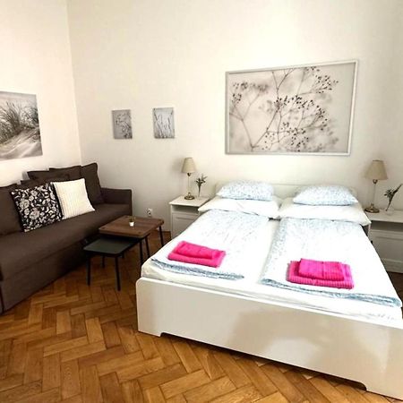 Side Street Apartments Praha Bagian luar foto