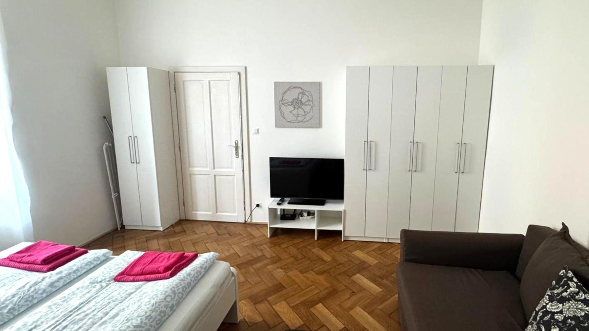 Side Street Apartments Praha Bagian luar foto