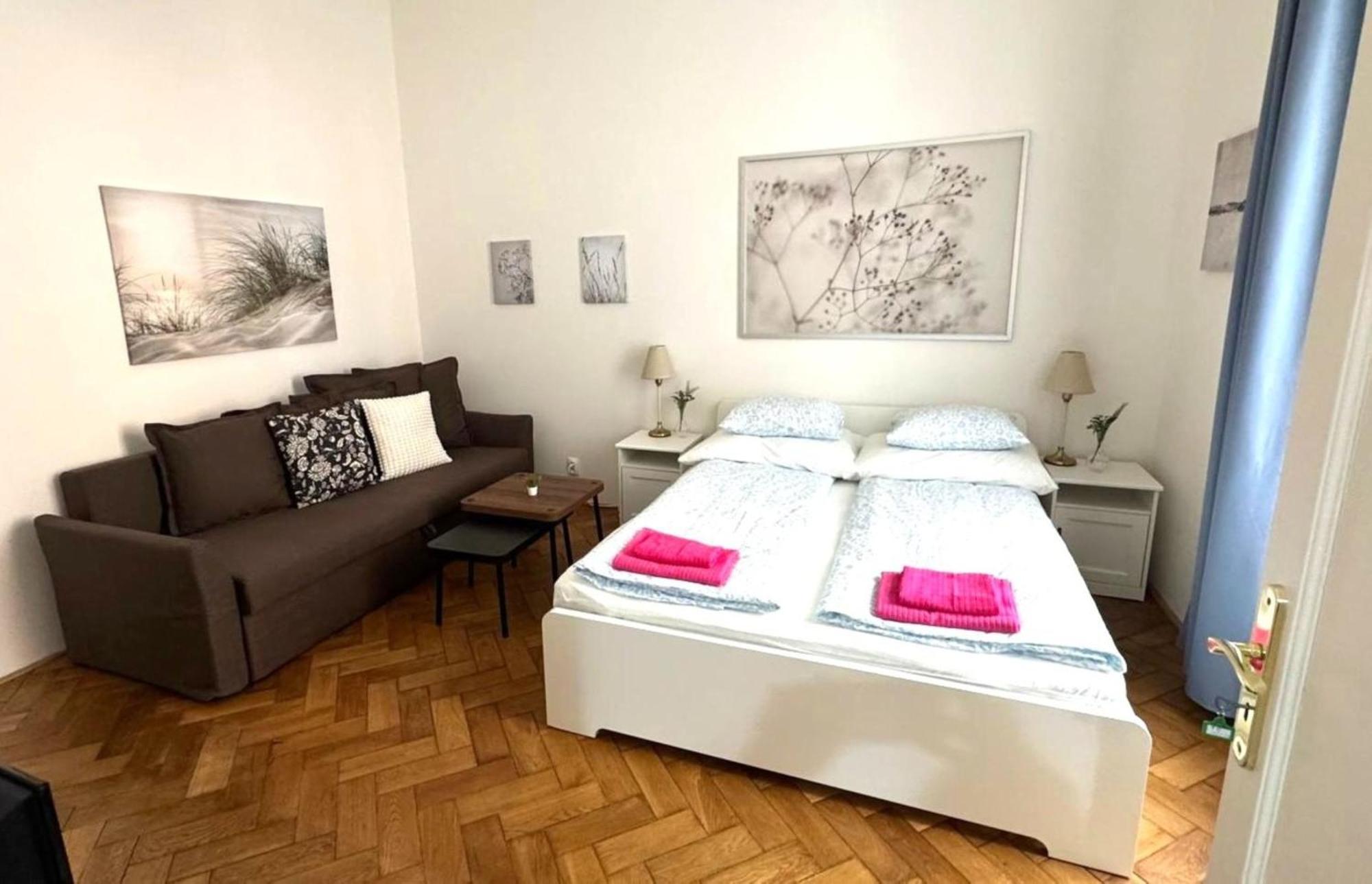 Side Street Apartments Praha Bagian luar foto
