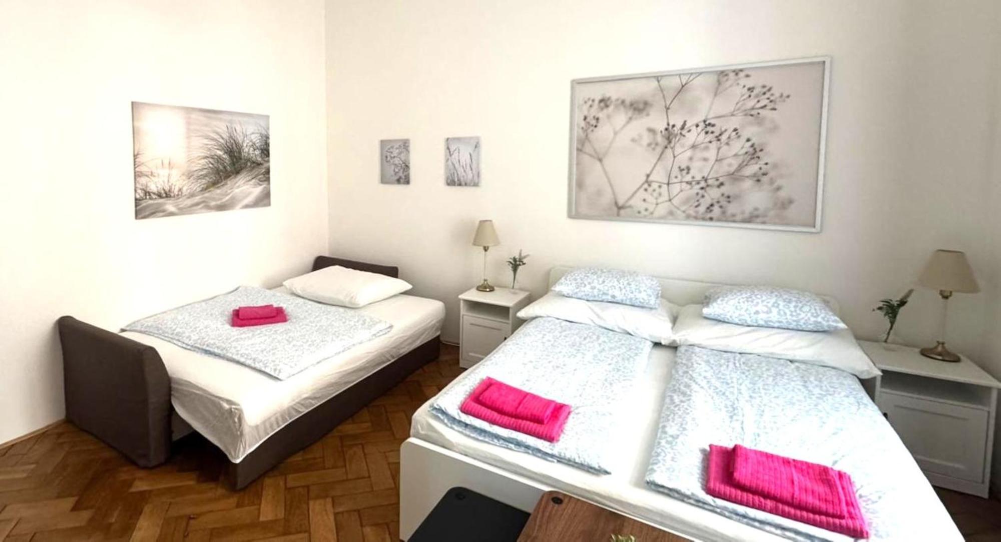 Side Street Apartments Praha Bagian luar foto